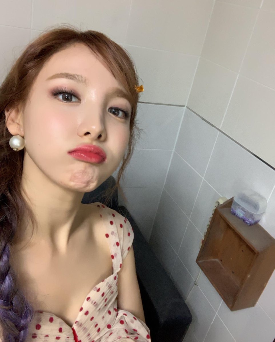 Auf Twitter Iphoneのフィルターなし無加工カメラで撮った感がある可愛い子 の写真を見て もしかしたらiphoneカメラでも可愛く写るのでは と思いiphoneカメラで自撮りをしたらそんな期待は儚く散ってただ自分の面長具合を再確認しただけで終わったツライ T