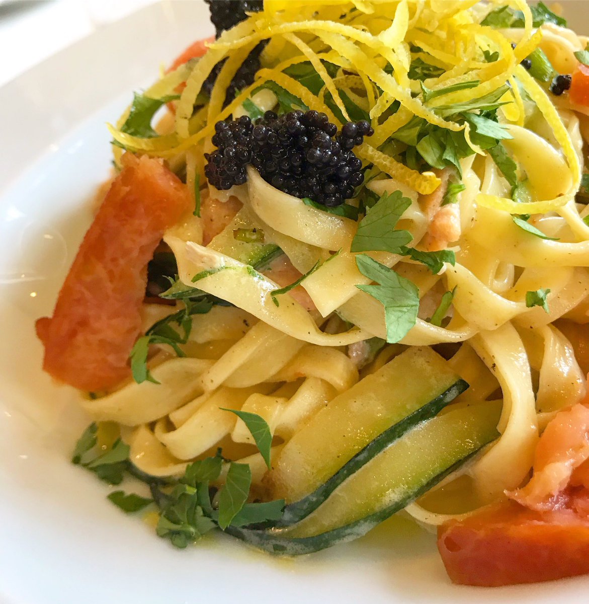 RDivertimento's tweet photo. Fettuccine al Salmón y Caviar... sabroso y elegante..! Perfecto para otro día de terraza!
.
.
#DivertimentoChileno #fettuccine #salmon #caviar #pastafresca #comidarica #terraza #primavera #divertimento #parquemet https://t.co/lm5DGXdFnE