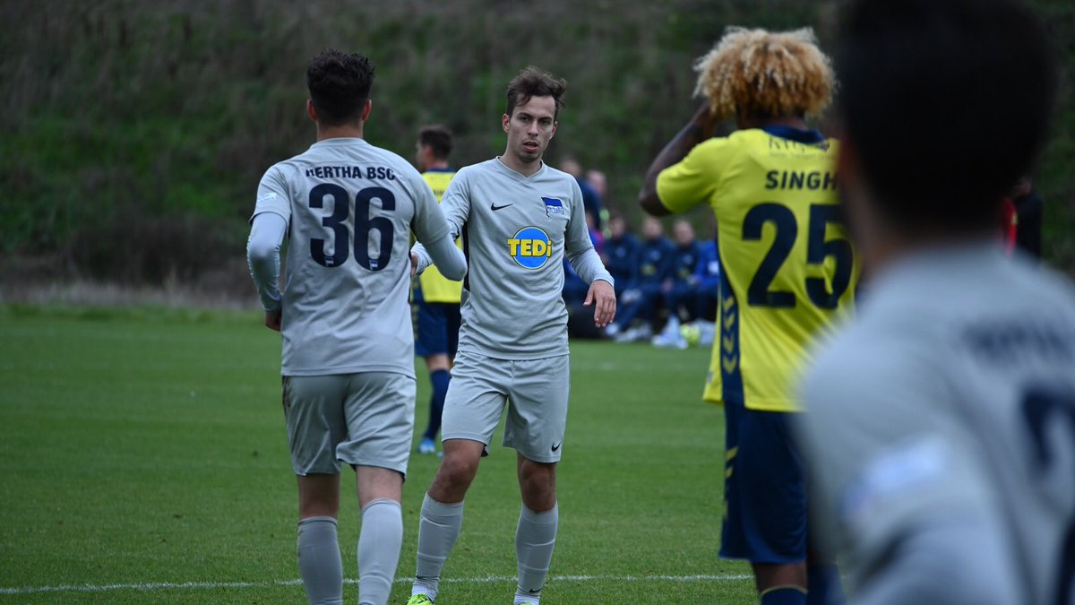 HerthaBubis's tweet photo. 33’: Antwort! #Ramic mit Pass zurück, #Kiprit lässt durch, #Pronichev versenkt!
—————
#BSCU23 #BIFBSC 2:1 #BSCup #hahohe https://t.co/3XQwhjOC9V