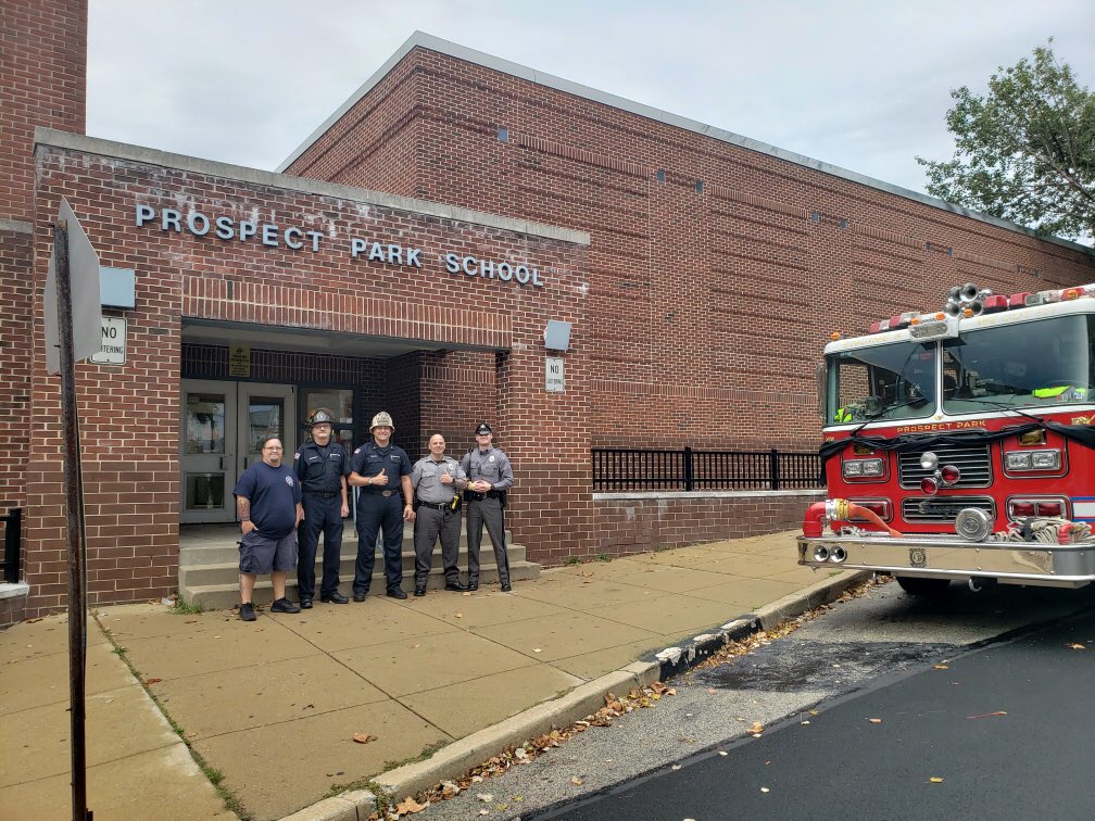 SchoolProspect's tweet photo. Saying “Hello” to the Prospect Park Police and Fire Departments! Thanks for helping us get our day started! #startwithhello #rainwontstopthesmiles @3P_Chief https://t.co/BGfUaV7jEQ