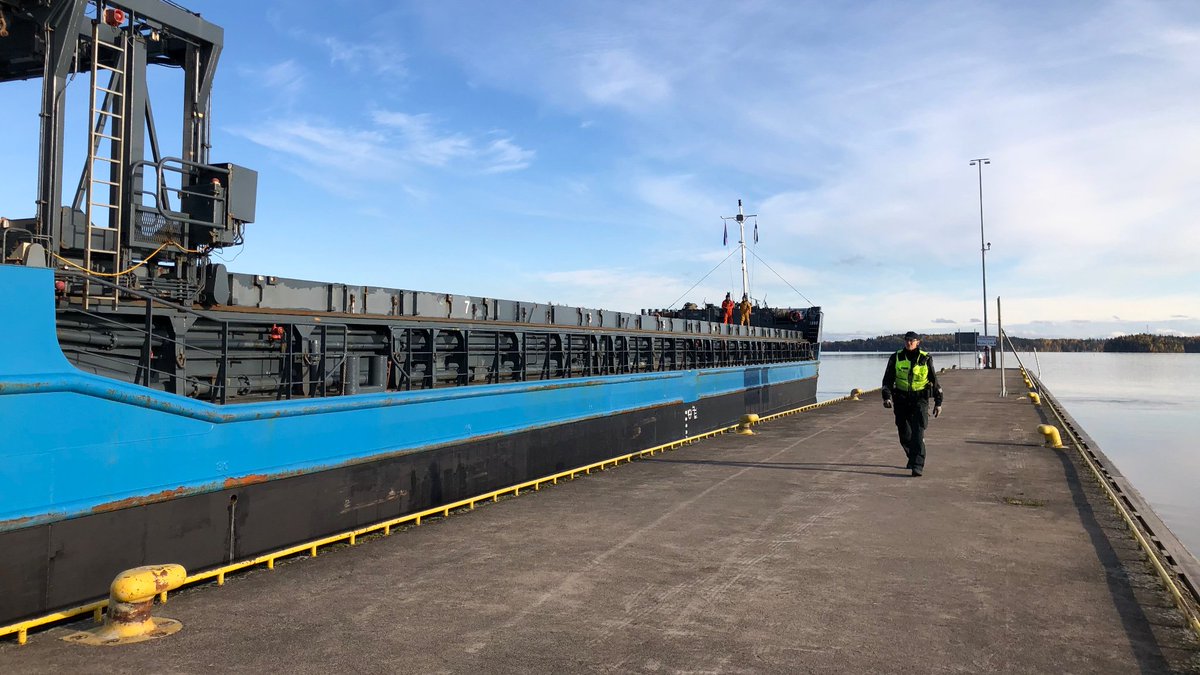 Nuijamaan rajatarkastusasema suorittaa Saimaan kanavassa liikkuville aluksille rajatarkastuksia, niin pienille kuin isoillekin. Tänään oli iso vuorossa.  #rajavartiolaitos #rajaturvallisuus #itäraja #rajaliikenne #rajatarkastus