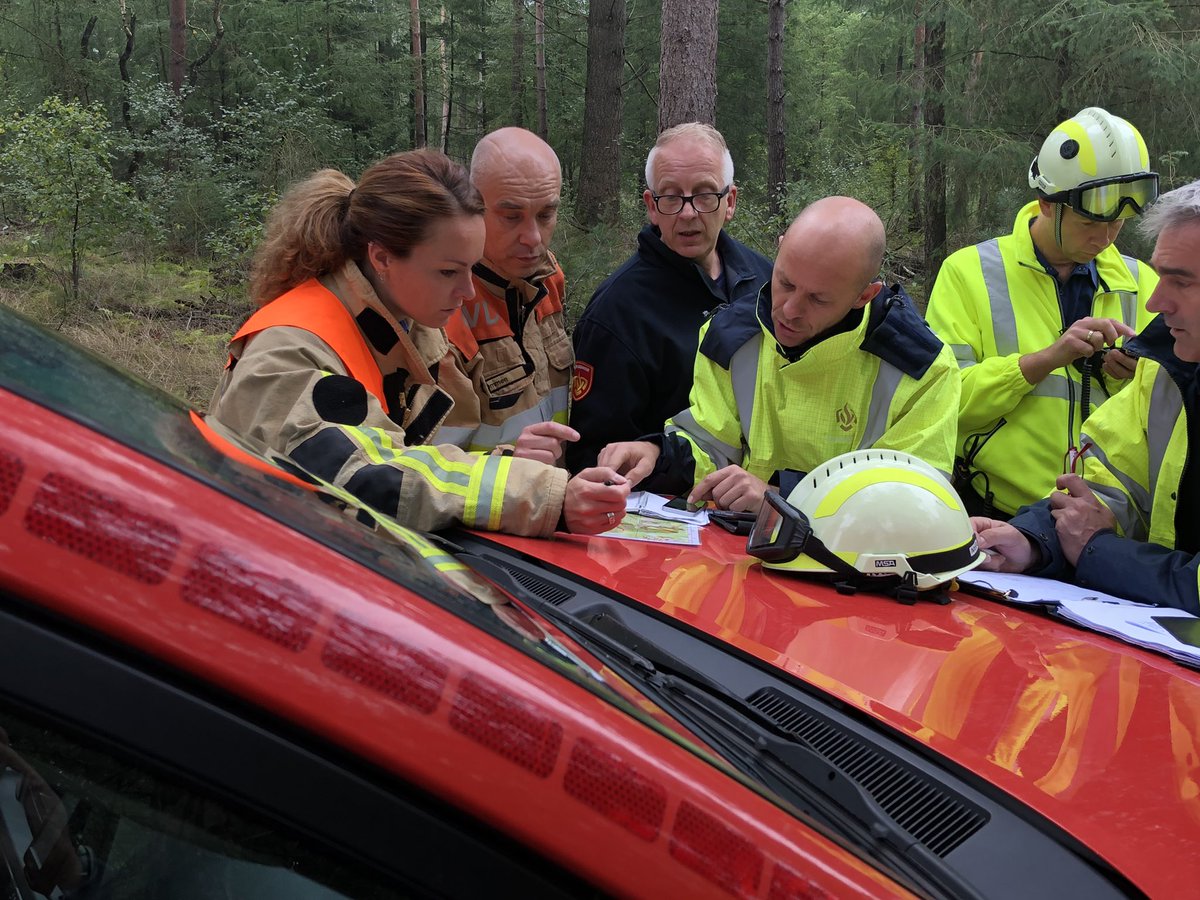 wim_verboom's tweet photo. Oefening #natuurbrandbestrijding met @VRIJsselland, Fire Bucket Operations @dhcluchtmacht, @VNOGregio en Adviseur natuurbranden @brandweerGM. Gezamenlijke expertise dat landelijk ingezet wordt bij grootschalige #natuurbranden. https://t.co/lgg55kTR5U