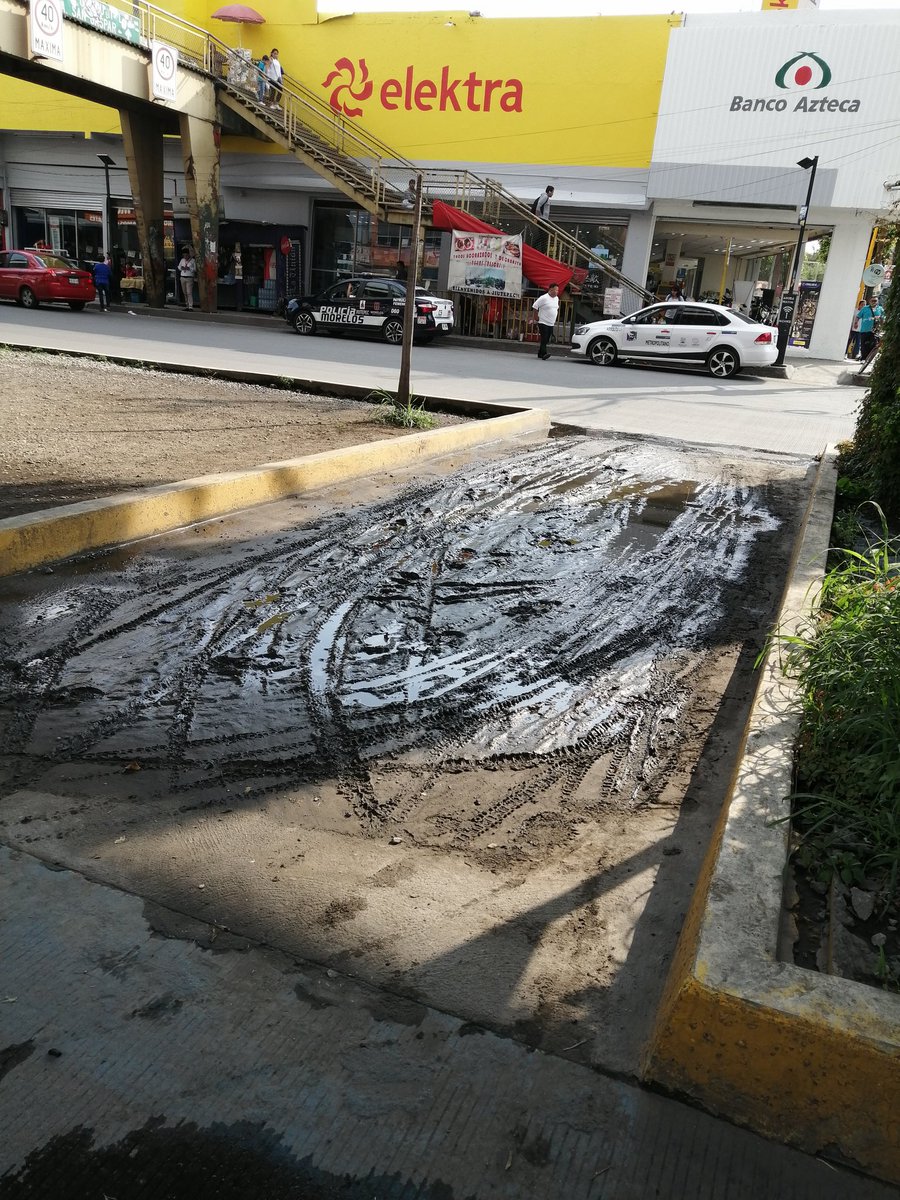 JuarezVicente's tweet photo. Obras públicas de Jiutepec queriendo hacer un paso peatonal en el crucero de tejalpa. Muy mal hecho. https://t.co/bPC9Kaa6YB