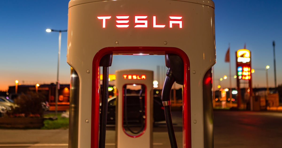 Tesla warns California customers to charge their EVs ahead of outages dlvr.it/RFqpdK