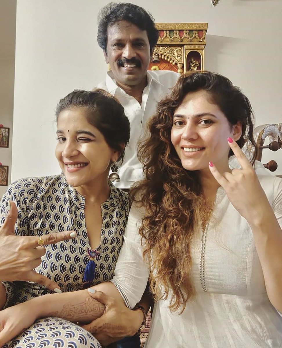 NazlaNiyas's tweet photo. நாடுகளாகட்டும்
ஊருகளாகட்டும்
வீடுகளாகட்டும் ஒவ்வொரு இல்லத்திலும் ஒவ்வொருக்குள்ளும் இதயதின் ஓசையில் அப்பா என்றால் அது சேரன் அப்பாதான்! *என் வயதுக்கு சேரன்அப்பா என்று சொன்னால் நல்லா இருக்காது. ஆனாலும் வாய் சேரன்அப்பா என்றே உச்சரிக்கின்றது.. @directorcheran https://t.co/uHl9BzltFB