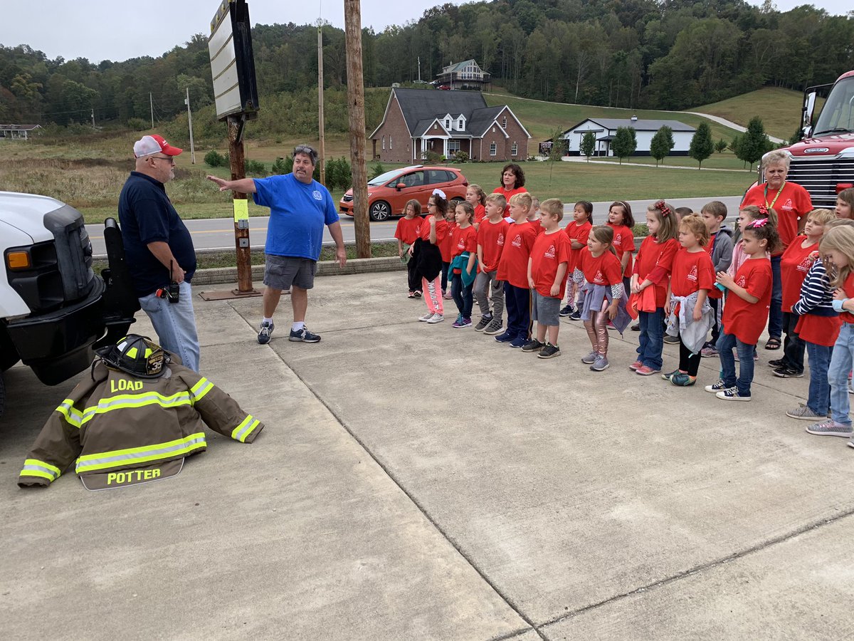 ArgilliteT's tweet photo. It’s fire safety prevention week! We always learn so much from our neighbors at the Little Sandy Volunteer Fire Department. Thank you for your sharing your knowledge, your hospitality and for the awesome shirts! #ArgillitePride #LSVFD #GCMusketeerWay https://t.co/Ve69S7i78T