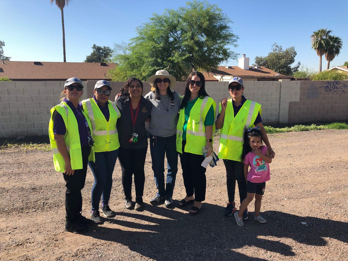 SuperMomsBW's tweet photo. thank you very much @Ava_ntgarde4 @ErikECole for all your support @ASU 🙏🏻 #CleanUp  #October07  #Neighborhood @SuperMomsBW #PhxD5 https://t.co/CgWNrCtUpK