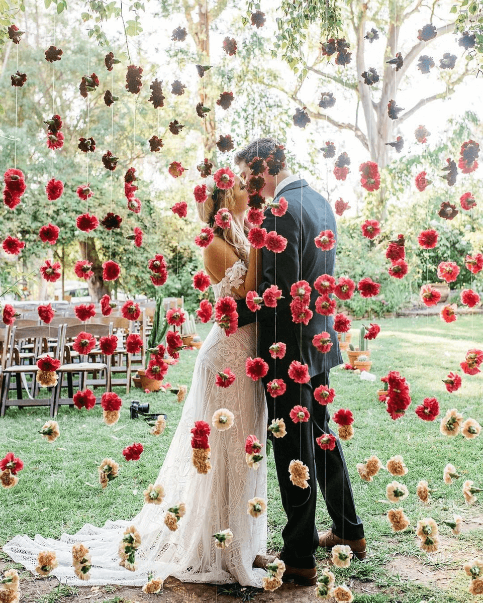 everyeventguide's tweet photo. Wedding Inspiration
Obsessed with these hanging flowers ❤️🌹Congratulations Christina and Cory!⁣
⁣
Follow @weddingfash for more inspiration! 
#weddings #weddingphotography #luxurywedding #weddingideas #weddingplanner #weddinginspiration #weddingstyle https://t.co/MYfExr2WDl
