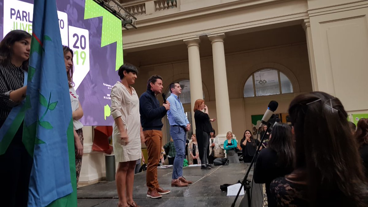 M_F_Castro's tweet photo. Hoy, junto a @CarolitaR @gzinny y @rafaperezok dimos la bienvenida a los alumnos que participan del VIII Parlamento Juvenil del Mercosur.

En esta instancia pcial. que se realiza en #LaPlata, 1500 chicos debatirán sobre Educación, Género, Inclusión y Participación Ciudadana. https://t.co/4AqZV3rIRo