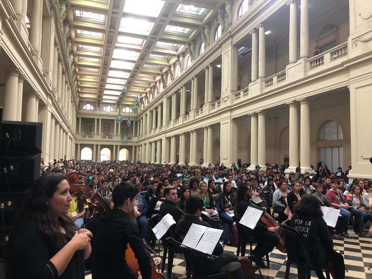 M_F_Castro's tweet photo. Hoy, junto a @CarolitaR @gzinny y @rafaperezok dimos la bienvenida a los alumnos que participan del VIII Parlamento Juvenil del Mercosur.

En esta instancia pcial. que se realiza en #LaPlata, 1500 chicos debatirán sobre Educación, Género, Inclusión y Participación Ciudadana. https://t.co/4AqZV3rIRo