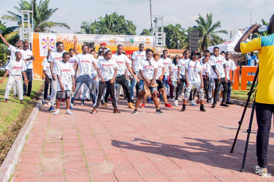 gloria_makuika's tweet photo. Les jeunes Kinois ainsi que qlqs officiels se sont réunis le 06/10  autour du #flashMob organisé par @AfriyanRdc en partenariat avec @UNFPARDC pr accélérer la promesse #ICPD25 #UNFPA50
@LorenceKabasele @MbalaArnold3 @siaka_traore @audreykabanga @annytenga,  @OdiaDiva, @racoj_sida https://t.co/28k5EkR7yE