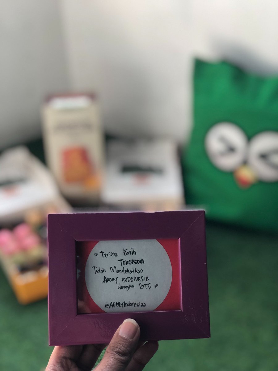 tokopedia's tweet photo. Selamat malam semua!

Banyak banget kiriman yang datang dari ARMY hari ini. Jadi terharu kita...

Terima kasih ya untuk kalian semua! We really purple you all!!! 💜💚💜 #TokopediaxBTS #TokopediaSaja https://t.co/ooUmh5NB6S