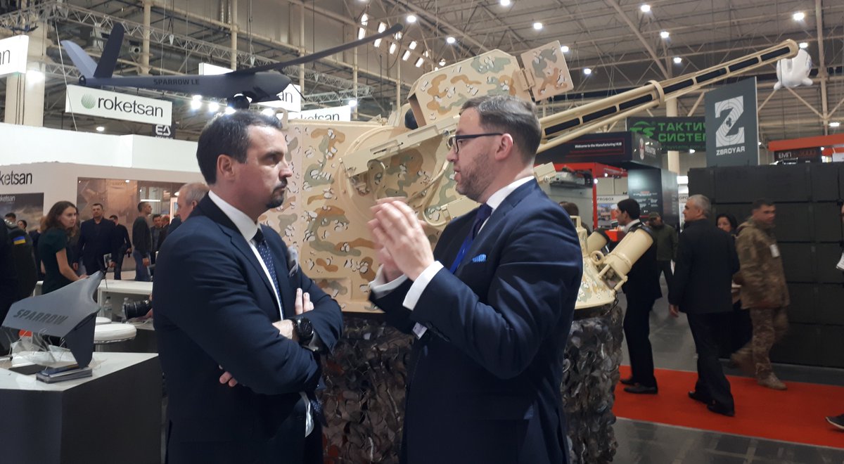 PLinUkraine's tweet image. O perspektywach obecności polskich firm zbrojeniowych na Ukrainie i dalszym zacieśnieniu współpracy przemysłów obronnych 🇵🇱 i 🇺🇦 amb. @B_Cichocki rozmawiał dziś z @aivaras_aivaras szefem @ukroboronprom na Targach Arms and Security 2019. @ITWL_ #maskpol #WBGroup #wcbkt