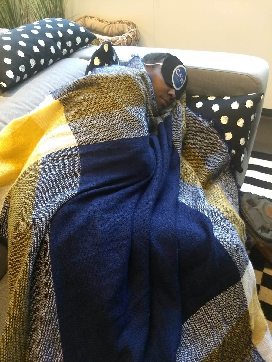 CAWGroep's tweet image. Het CAW wilt #sofasurfers een gezicht geven en het thema bespreekbaar maken. Enkel door het besef niet alleen te zijn, zullen deze jongeren hulp durven vragen. Kwetsbare jongvolwassenen hebben recht op een duurzame echte thuis. #woonbeleid 
bit.ly/2OvfNaS