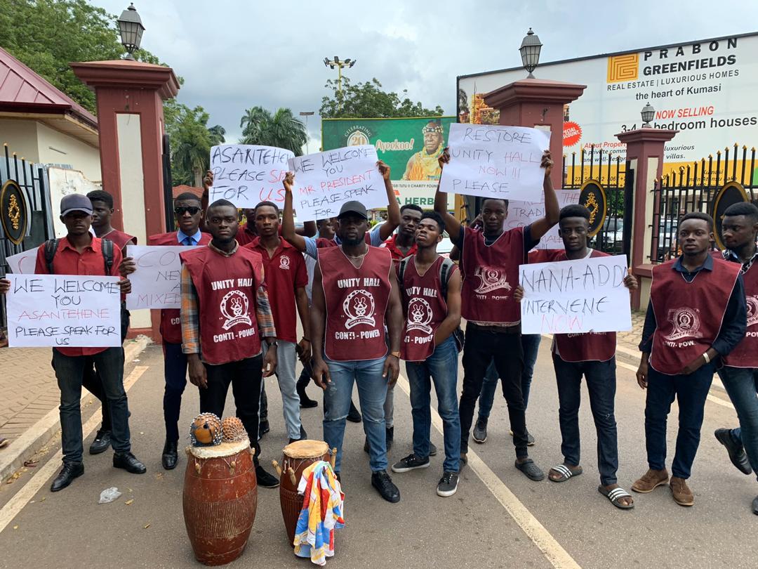 gyampa_radio's tweet photo. UNITY HALL Stormed Manhyia Palace to protest against the current status of the hall [mixed] .They stormed  Mahyia Palace with placards with different inscription in order to get the attention of the Chancellor of the university;
@focusfmknust @the_law_himself https://t.co/DQTBSwai7L