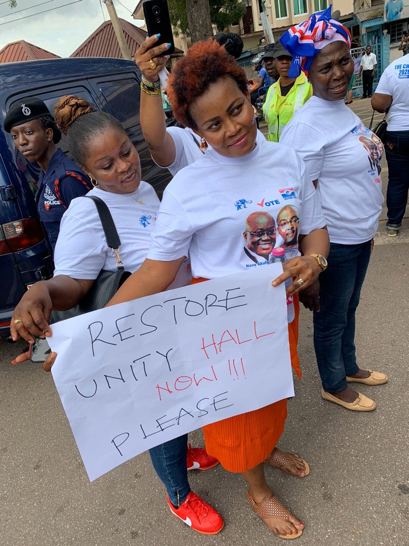 gyampa_radio's tweet photo. UNITY HALL Stormed Manhyia Palace to protest against the current status of the hall [mixed] .They stormed  Mahyia Palace with placards with different inscription in order to get the attention of the Chancellor of the university;
@focusfmknust @the_law_himself https://t.co/DQTBSwai7L