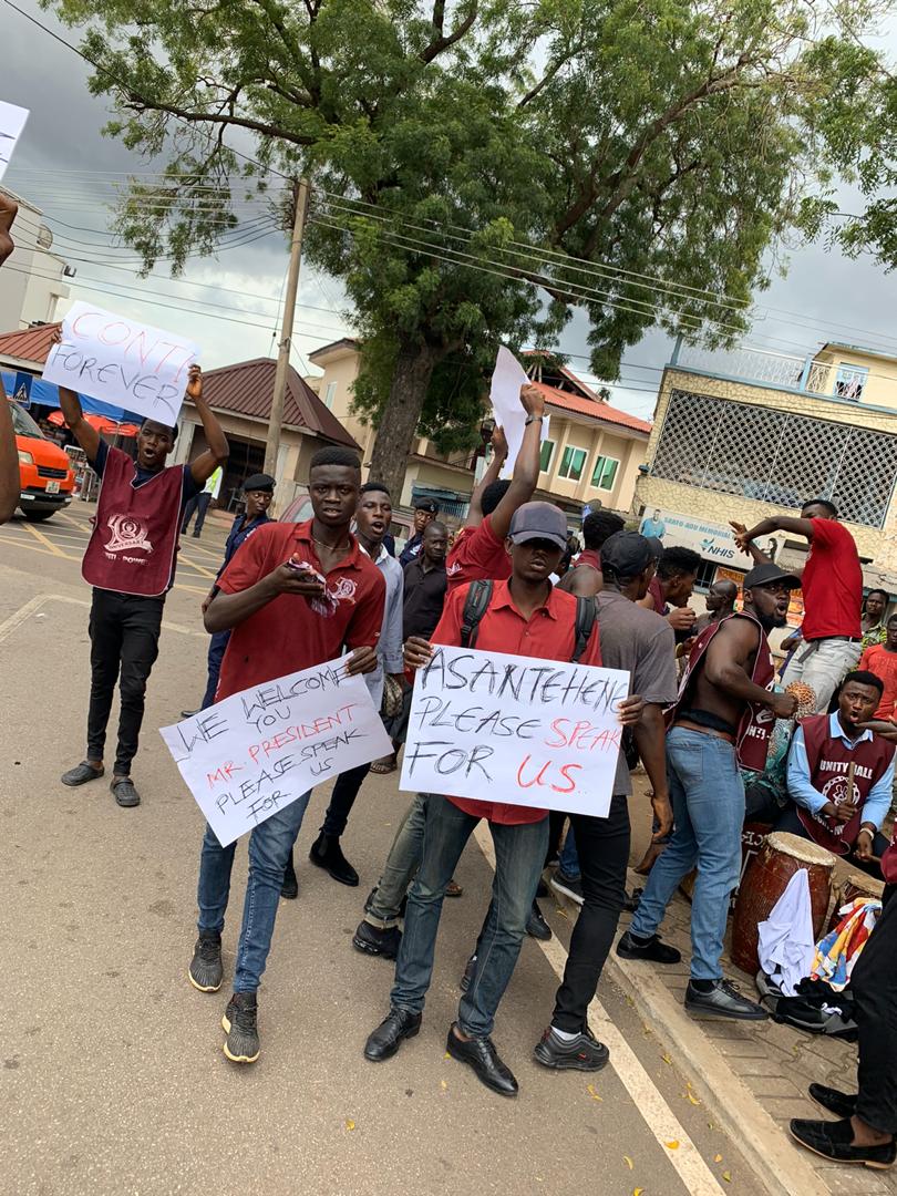 gyampa_radio's tweet photo. UNITY HALL Stormed Manhyia Palace to protest against the current status of the hall [mixed] .They stormed  Mahyia Palace with placards with different inscription in order to get the attention of the Chancellor of the university;
@focusfmknust @the_law_himself https://t.co/DQTBSwai7L