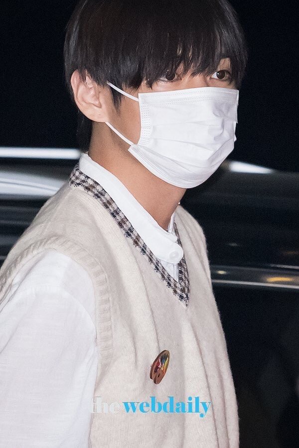 iH03zsUaGotKczo's tweet photo. BTS airport 🥺👍 https://t.co/4NOL2lbmFV