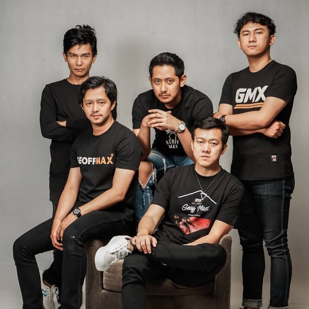 IndieKendari's tweet photo. #BaruRilis

@closemecloset rilis ulang 2 lagu emo legendaris Indonesia | baca di : https://t.co/F9NXHlZYtE https://t.co/LfW0nG1bT6