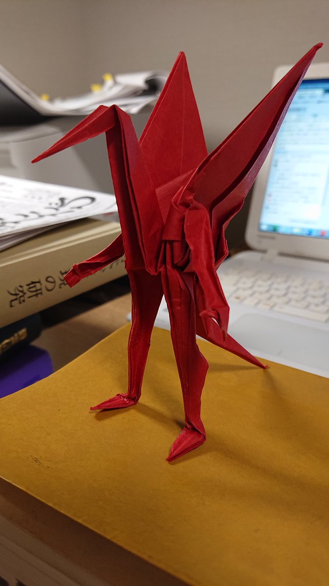 折り紙先生」から頂戴したマッチョな鶴星人。手には親指までついてい