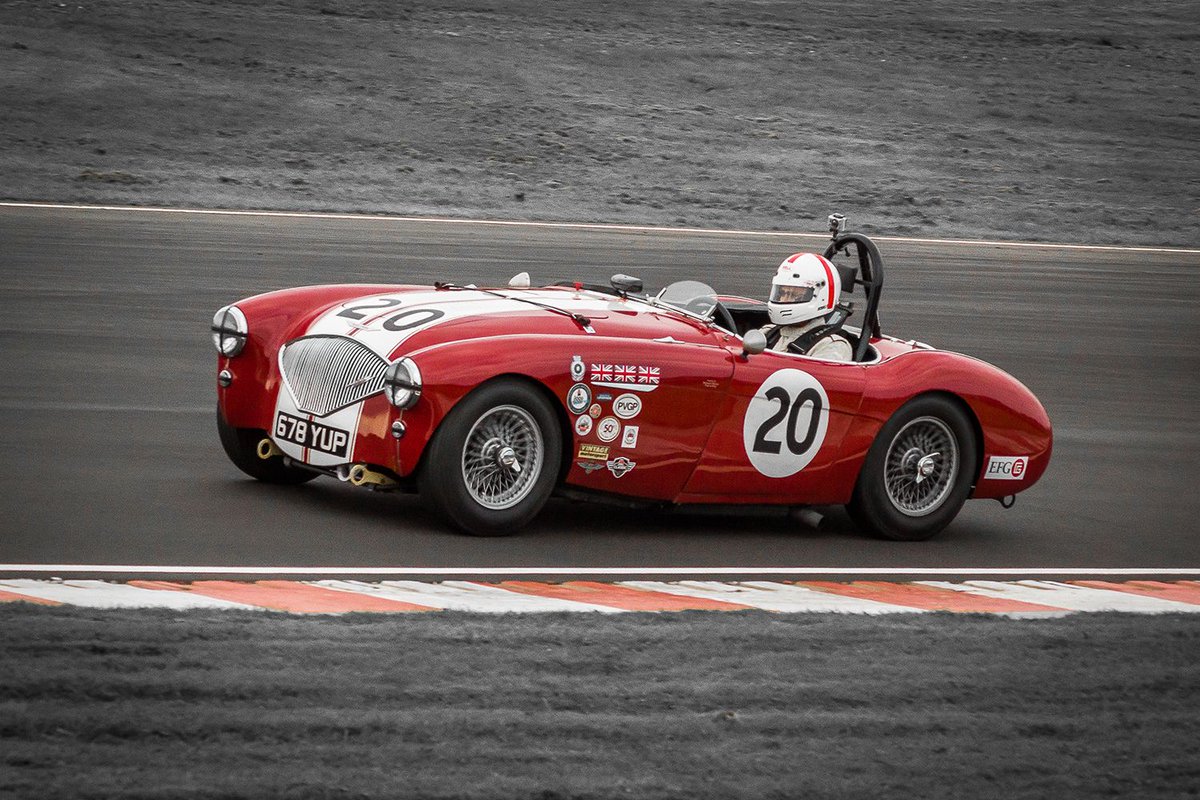 Throwback to Castle Combe Circuit in 2015 😍 

#WednesdayThoughts #austinhealey #classiccar #classiccarracing #castlecombecircuit #bighealey