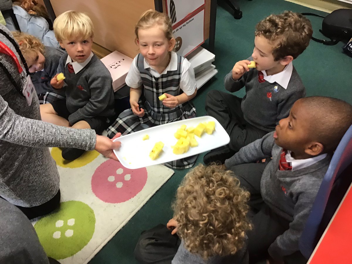 YMS_Reception's tweet image. Handa’s Surprise fruit tasting #DyslexiaAwarenessWeek #letstalkaboutDyslexia