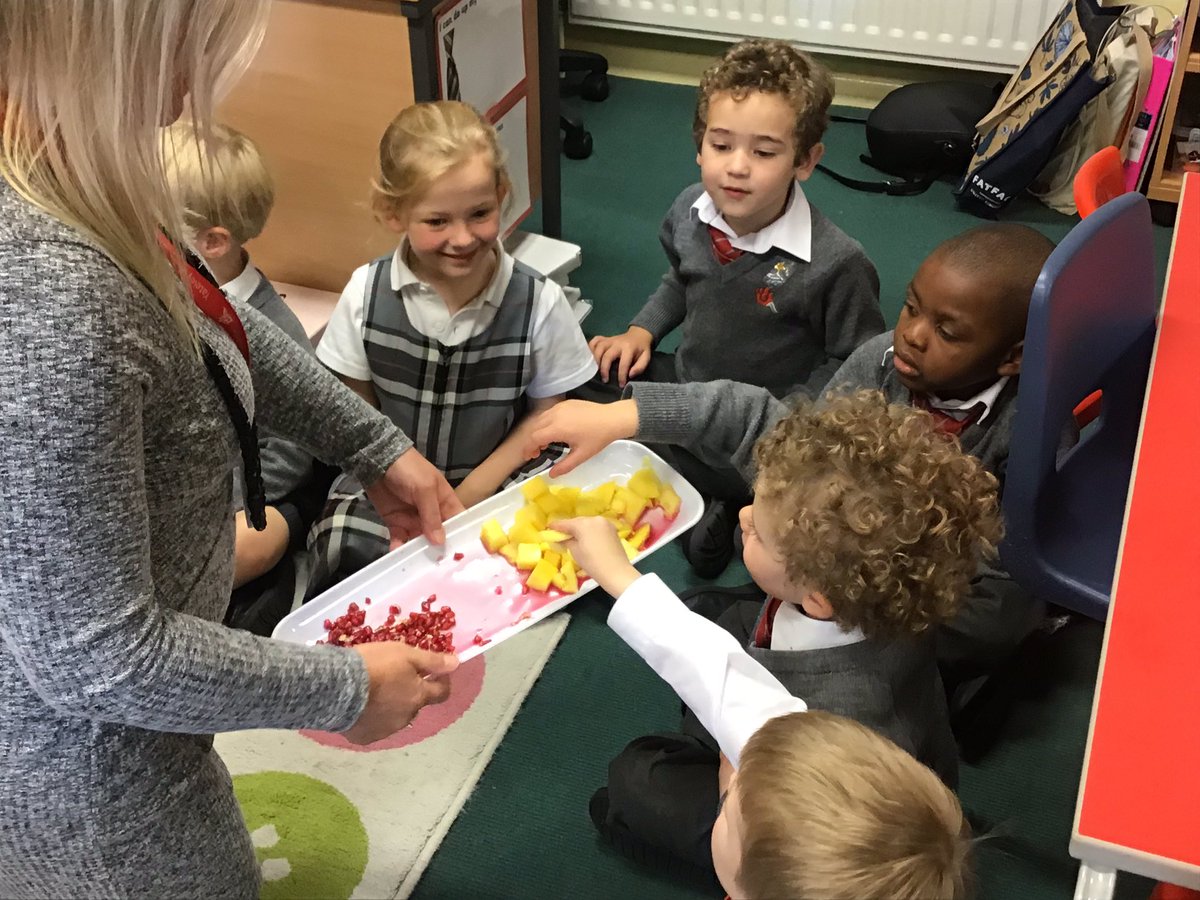 YMS_Reception's tweet image. Handa’s Surprise fruit tasting #DyslexiaAwarenessWeek #letstalkaboutDyslexia