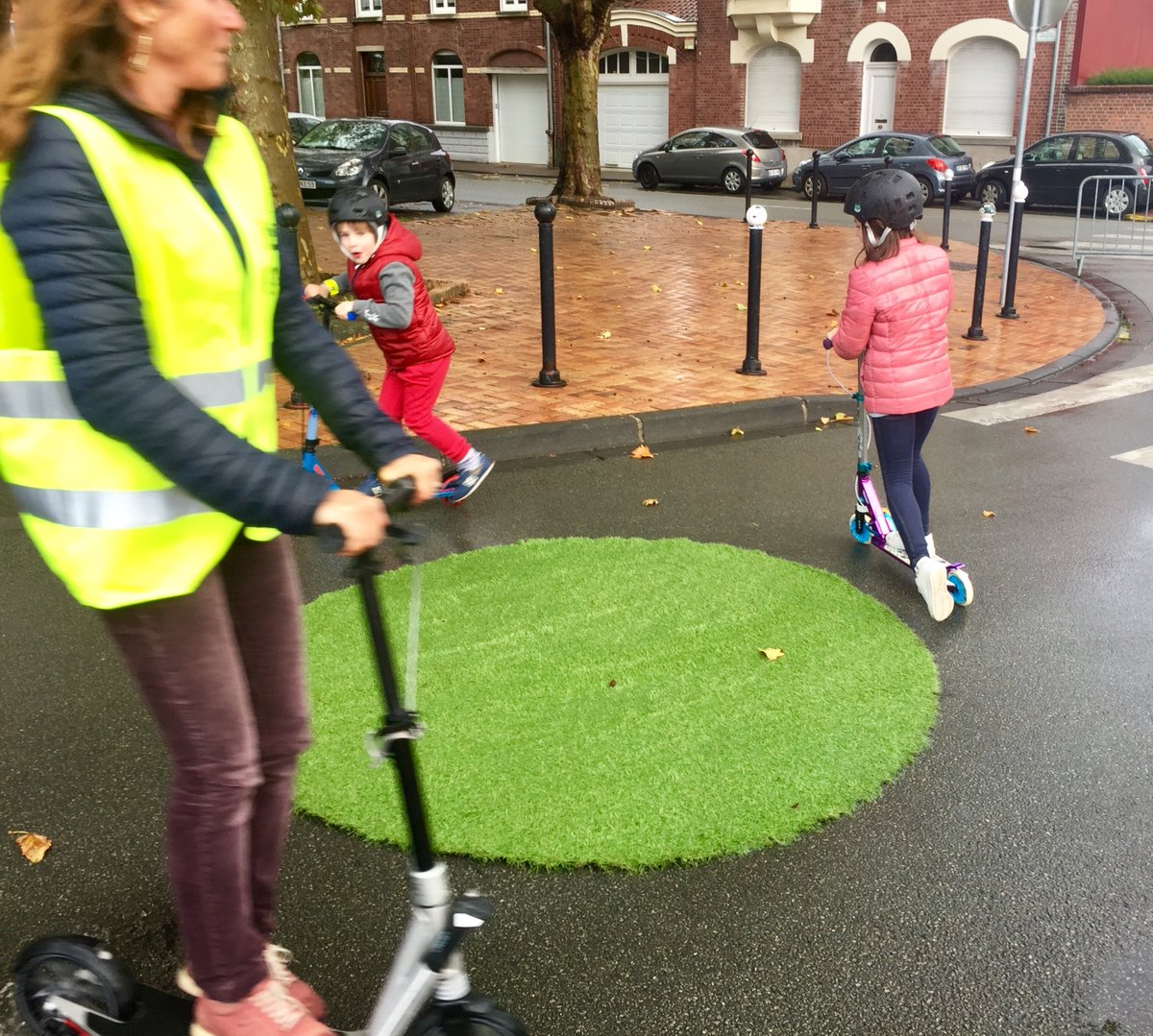 [😀vs 🌧️] Bravo aux participants, petits et grands, et merci aux personnes mobilisées (malgré la pluie) pour animer l'atelier #forme et #trottinette toute la journée à @VilleLambersart, dont nos partenaires @GroupeMacif
 et <a href="/OxeloOfficial/">Oxelo Official</a> !
👩‍🦳👨‍🦳🛴👧👦 
#acteurdemaforme