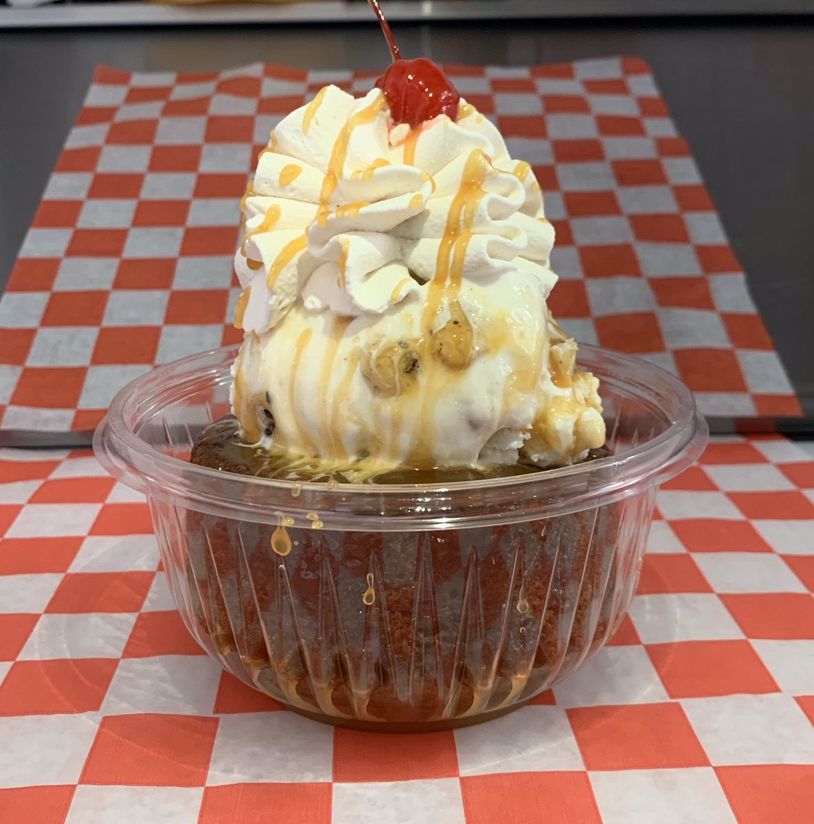 MooThru_'s tweet photo. 🚨 New seasonal sundaes🚨
Left: Apple Berry Blossom
Right: Pumpkin Lava Cake 
Come and get them now while supplies last 😋 https://t.co/r6CxoD2t1a
