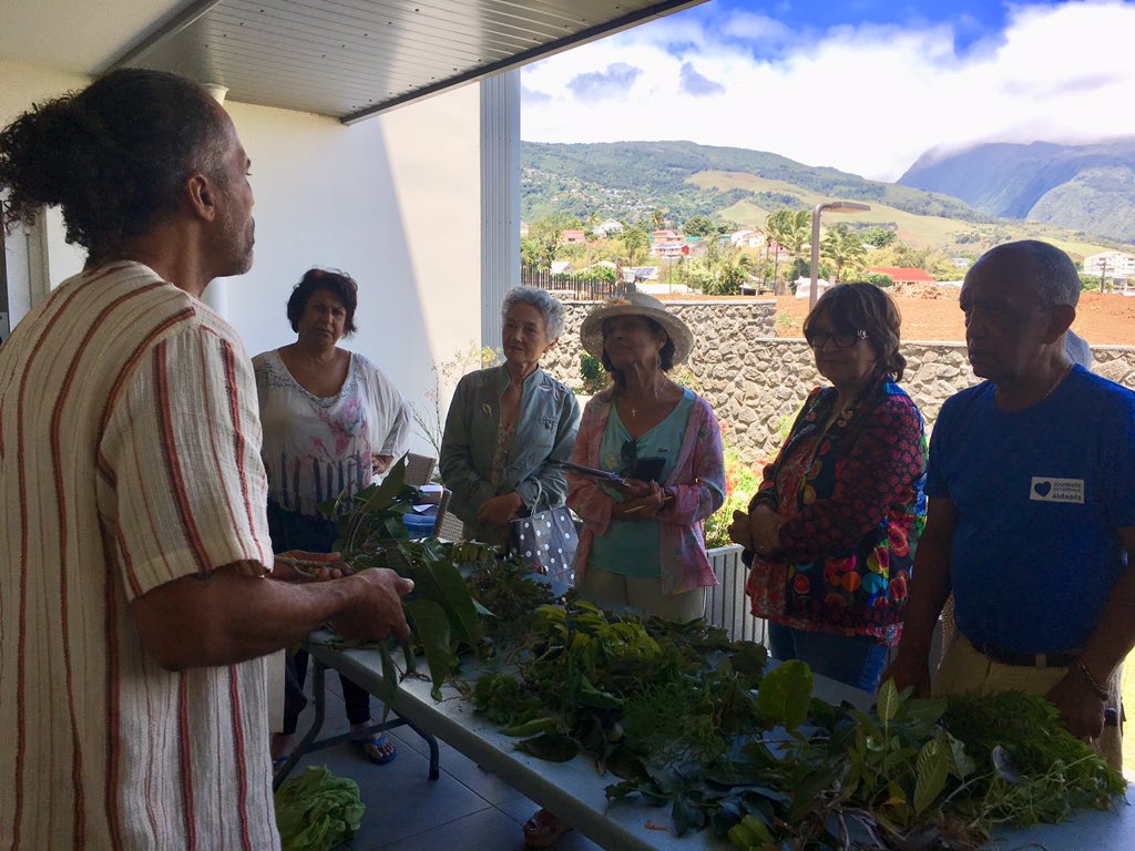 SenSteMarie's tweet photo. Découverte des plantes médicinales péi avec notre #Tisaneur Jean-Jacques. #BienEtre et #BonneHumeur au programme des #JournéesPortesOuvertes. #Team974 #SemaineBleue #RetraiteEnForme https://t.co/U68IqMISP3