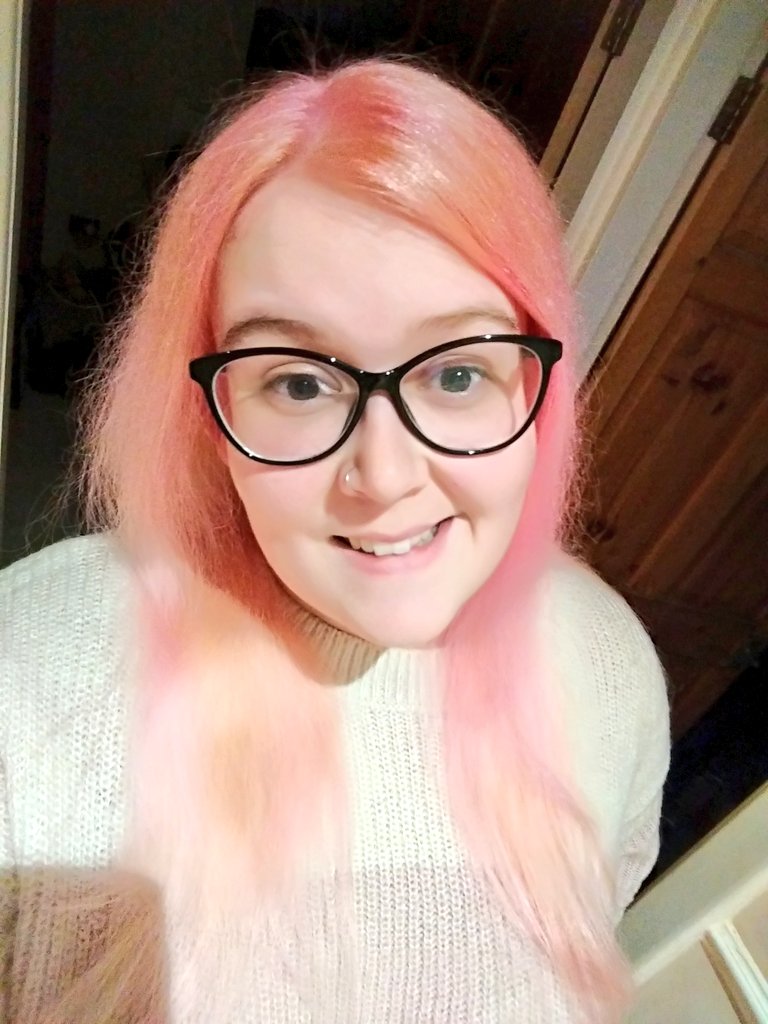 Wreck_It_Rachie's tweet image. So she went pink in honour of @Annaphylactic and @TeTeBangSOS the style icons 😘 #pinkhair #crazycolor #homedye