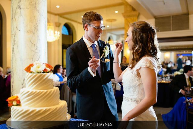 Are you playing nice on this part of your wedding or is someone going to have cake in their face? Ben + Jessica played nice. 📸 Jeremy Haynes Photography ift.tt/2IB7qqE