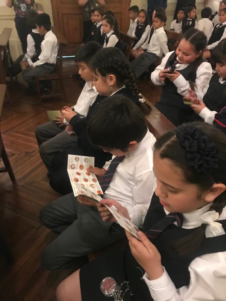 SSVP_Chile's tweet photo. Orgullosos de que los #alumnos de 3º básico del colegio Ozanam inicien su senda #vicentina. Como es tradición el área de #Formación de nuestra Red Educacional celebra una ceremonia del #CaminoVicentino en la que los niños reciben un símbolo de #fe; hoy se les entregó el #Rosario https://t.co/yXoslKLK28
