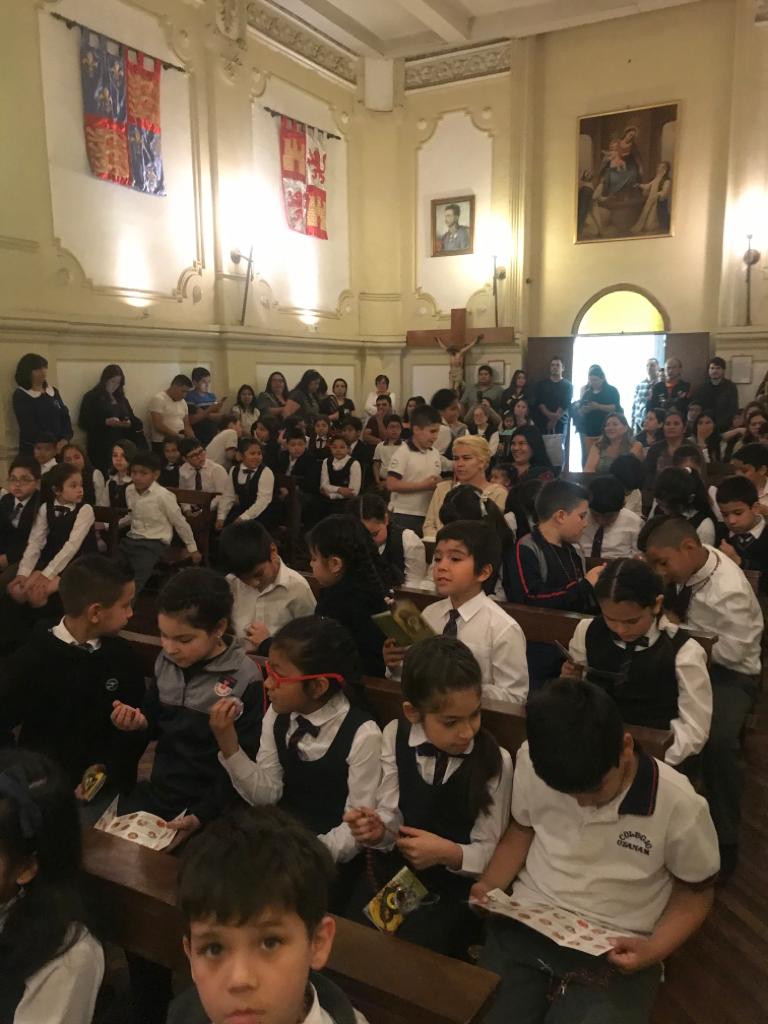 SSVP_Chile's tweet photo. Orgullosos de que los #alumnos de 3º básico del colegio Ozanam inicien su senda #vicentina. Como es tradición el área de #Formación de nuestra Red Educacional celebra una ceremonia del #CaminoVicentino en la que los niños reciben un símbolo de #fe; hoy se les entregó el #Rosario https://t.co/yXoslKLK28