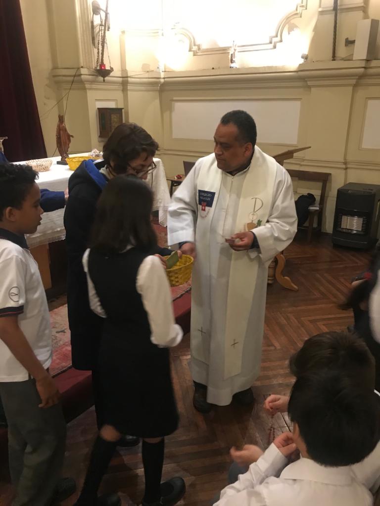 SSVP_Chile's tweet photo. Orgullosos de que los #alumnos de 3º básico del colegio Ozanam inicien su senda #vicentina. Como es tradición el área de #Formación de nuestra Red Educacional celebra una ceremonia del #CaminoVicentino en la que los niños reciben un símbolo de #fe; hoy se les entregó el #Rosario https://t.co/yXoslKLK28