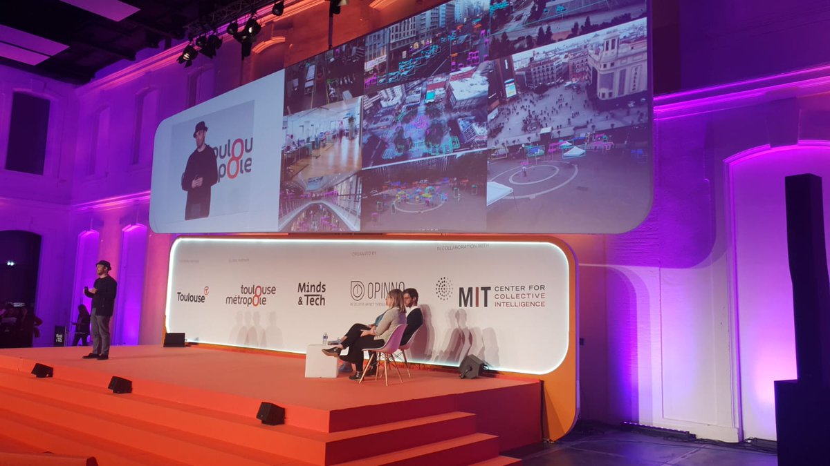 MindsandTech19's tweet photo. "YOU ARE DATA" 
What a way to engage the crowd! 
But will it be enough for Rodriguo to bring home the #ChallengingMinds award 🏆 and win it for his project Urban Eye Data ?
Stay tuned to find out 😉 https://t.co/b9iICtaekF