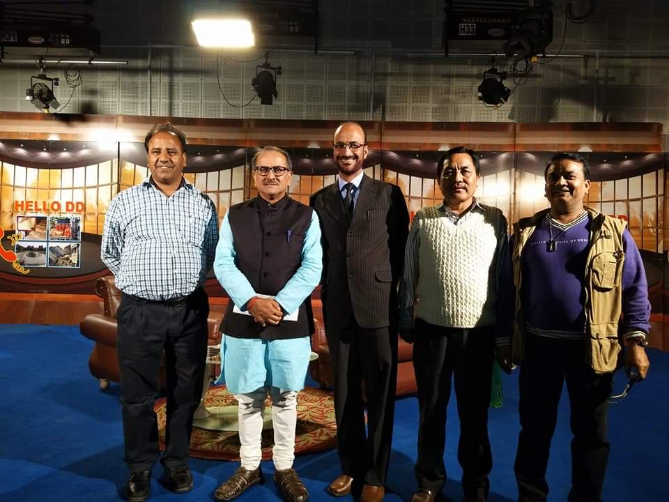 anupamyad's tweet photo. #पुरानी_जीन्स! #09October2017
@DDKashirChannel Evening #Live📱Phone-In Prgrm #HelloDD with Special Guest @NirmalSinghBJP #Dy_Chief_Minister #JAndK alongwith #GDTahir, @ShivRawat & #NoorAhmedQazi ..🍁📺
@prasarbharati @BJP4India
All d Bst!
B Sporty Happy..
जय हिन्द!🇮🇳
#HappyYadav https://t.co/pvm4wq76bf
