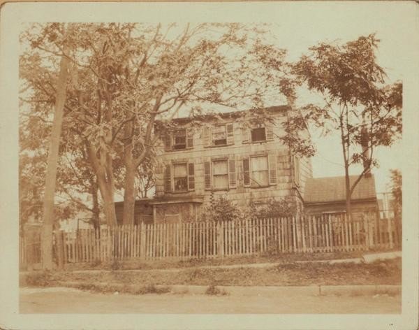 urbanarchiveny's tweet photo. It's the 10th annual of @WellingCTMurals! Ever wonder what the area looked like *way* back when––before murals and art? Look no further for the #transformation! This is 11-45 Welling Court in 1925 -- can you believe this building still stands?! 📸 via @NYPLHistory https://t.co/iBuGqNarsU