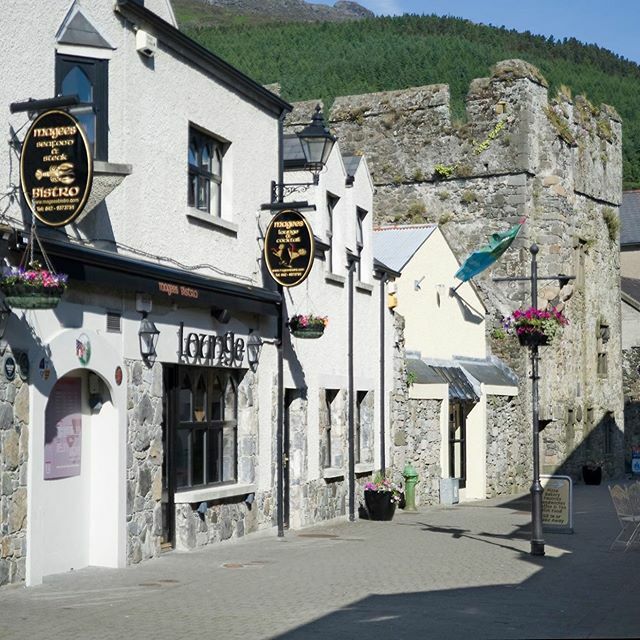 Beautiful Carlingford 🥰Fantastic Hillwalking, Seafood from the lough and a pint to follow  #doesntgetanybetter
#medievalvillage #climbslievefoy #mountainwaysireland #walkingtours ift.tt/2AXTN0w