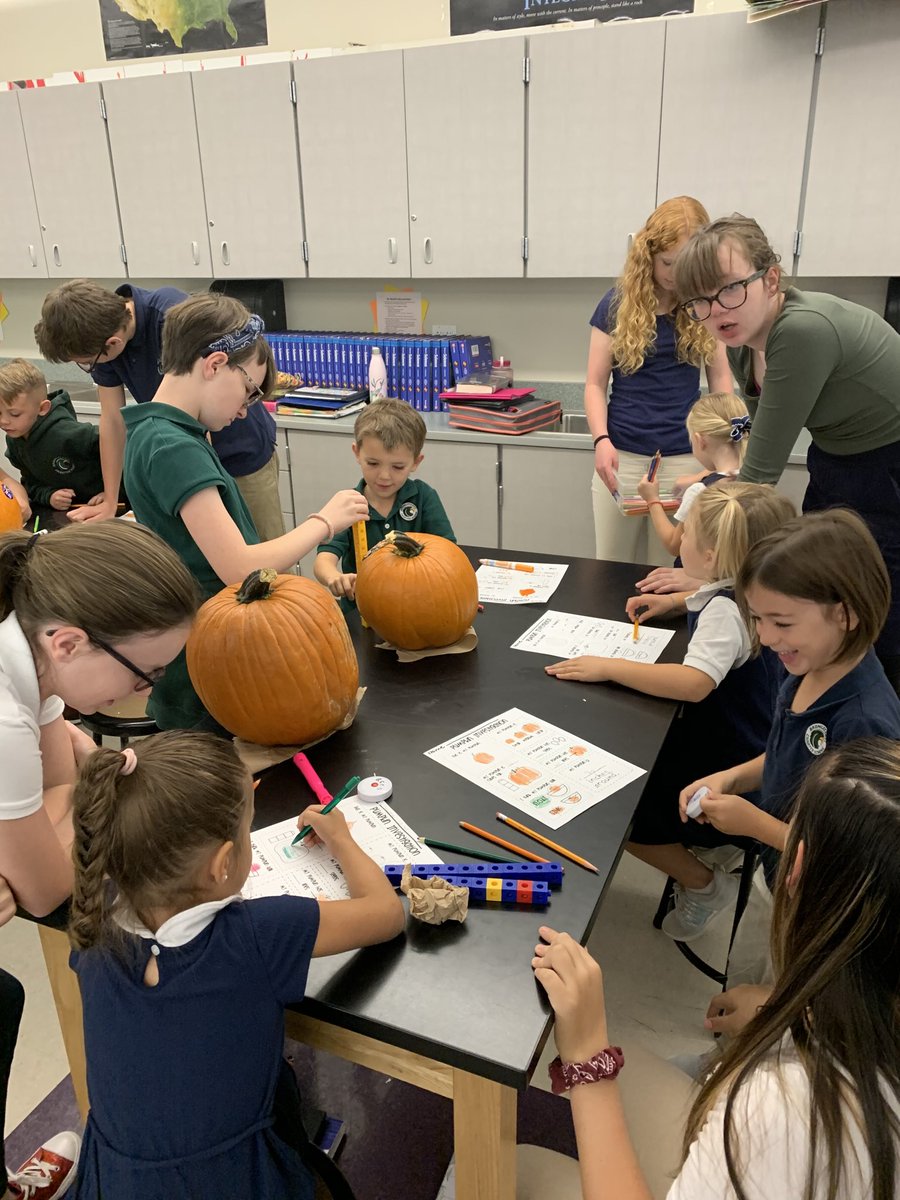 Shaver017's tweet photo. Kinder buddies! Pumpkin Investigation this morning in 8th grade LEAD ⁦@BromleyHawks⁩ https://t.co/TsuXCnW1RT