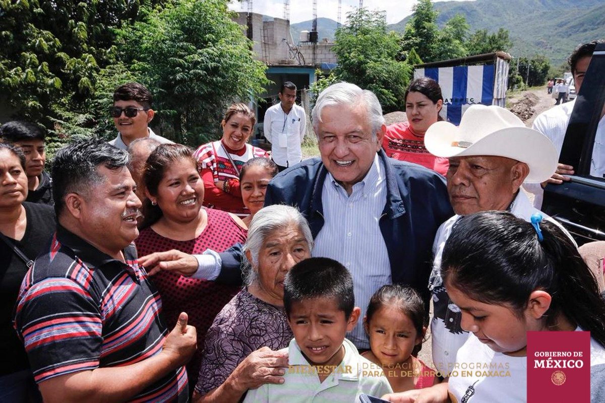 NancyOrtizOax's tweet photo. "Nunca habíamos tenido un mandatario como usted, que nos escuchara, que nos viera de frente", fueron las expresiones de oaxaqueñas y oaxaqueños al Presidente @lopezobrador_, quien a su paso por carreteras de la entidad, saludó y escuchó a todas las personas que lo interceptaron. https://t.co/nRLzHVGYLY