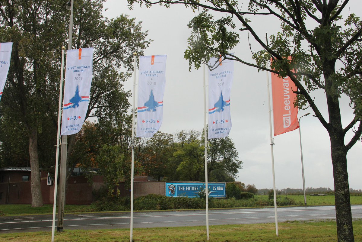 VlbLeeuwarden's tweet photo. Vernieuwde entree van @vlbleeuwarden: feestelijk geopend samen met @Gemeente_Lwd Samen op naar de toekomst! #F35naarNL Staartontwerp: Peter van der Stigt. Graffiti ontwerp: Roy Schreuder #Grutsk https://t.co/MT71ZgiSRB