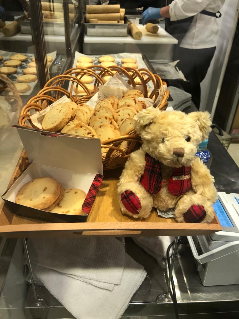 Shortbread's tweet photo. Greetings from Japan ๐ฏ๐ต
@alastairmwalker and the team are at the @hankyu_event British Fair for the next week in Osaka selling a whole range of @shortbread and for the first time ever, freshly baking in store... Salted Caramel Highlanders!
#WalkerBear #Japan #familybakers https://t.co/rbyhG1Fgad