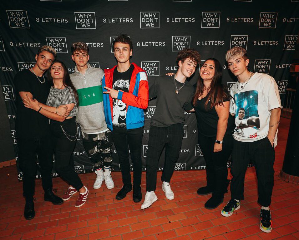 weirdaalex's tweet photo. I love our M&amp;G picture so much🥺

🇬🇷->🇸🇪

#8letterseuropetour https://t.co/haMjvqpgV4