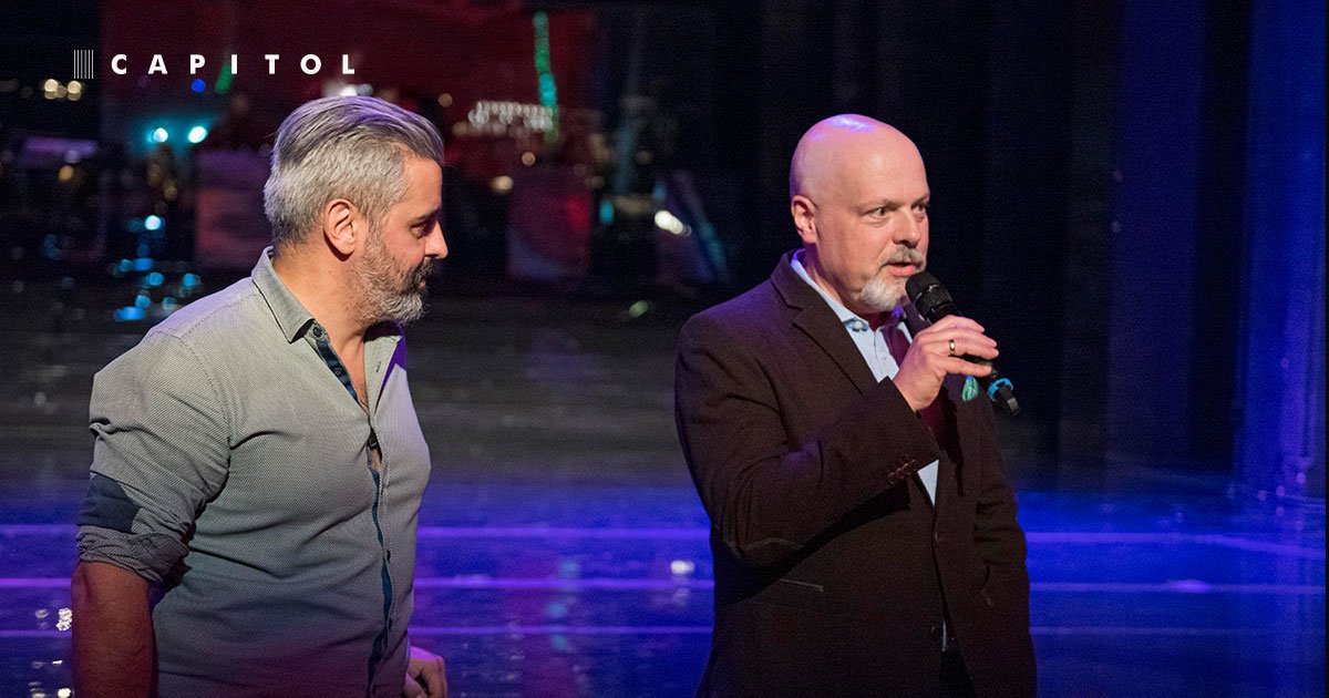 TeatrCapitol's tweet photo. Na wtorkowej próbie prasowej przed premierą Mocka gościliśmy Marka Krajewskiego, autora cyklu książek o słynnym detektywie.
#TMCapitol #marekkrajewski #mock #burleska #kryminał #show https://t.co/BlrCHhCvKL