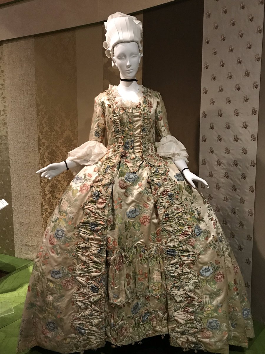 SilkDamask's tweet photo. #WednesdayWow Sumptuous #sackback robe #wovensilk #passementerie #robings; textile poss. from #Amsterdam, made in #England, 1735-40 altered c1780. Now on view @HistDeerfield #FlyntCenter https://t.co/cVErIFLEBX