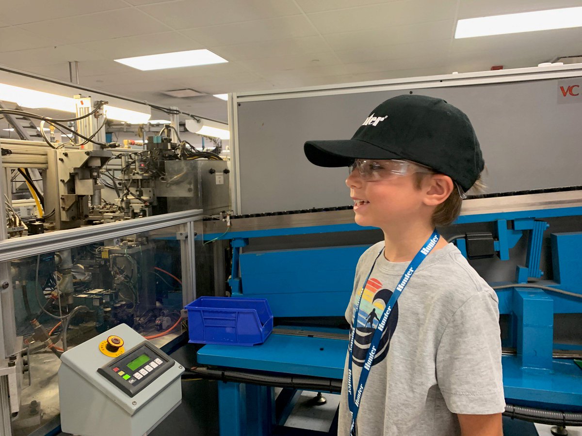 Hunter_Ind_Golf's tweet photo. Last month, 6-year-old Baxter and his mom Aura dropped by for a tour of our Southern California headquarters. He met with CEO Greg Hunter, where he received a personalized I-40 rotor. A true Hunter fan! Thanks for visiting, Baxter! #HunterIndustries #irrigation #futurecontractor https://t.co/8e8QTKnCzR