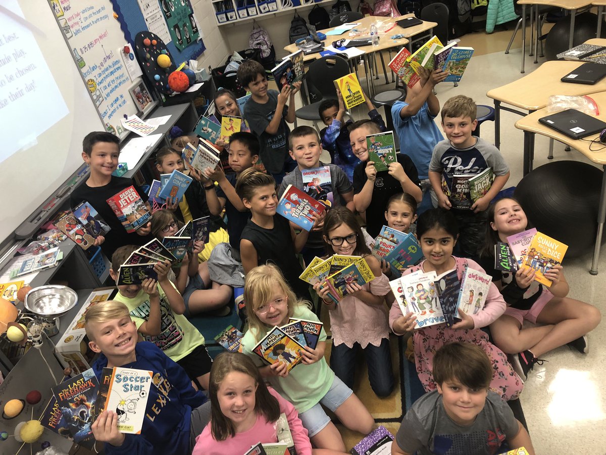 MrsGregory_LME's tweet photo. It’s a great day in room 302 today! The kids were SO excited to see all their new books and were begging to start reading!! If you’re not using @DonorsChoose, you’re doing it wrong! #bookrefresh #lmeslife https://t.co/6O4WtJcegW