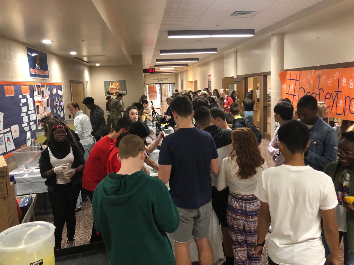 Peter_Ebert's tweet photo. The HHS Random Acts of Kindness club is helping students &amp; staff make Lemonade Out of Lemons by writing the thing that you need to get rid of on a lemon &amp; squeezing it into lemonade during lunches today. #RAK ⁦@DTSDnews⁩ #hhslearning https://t.co/37bZf88Slr