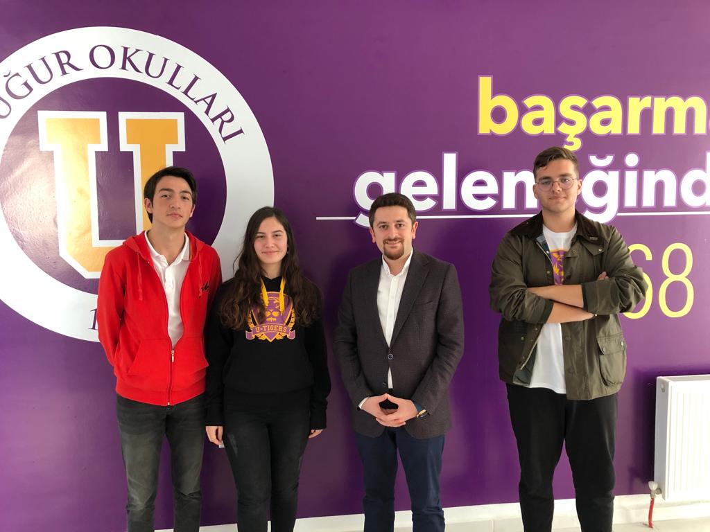 MetinAkça (@metinakcaa) on Twitter photo Bugün Düzce Uğur Fen ve Anadolu Lisesinde bu 3 değerli arkadaşımız ile tanıştık kendilerini projeleri için kutluyor ve başarı dolu günler diliyorum <a href="/UgurKodluyor/">Uğur Kodluyor</a> <a href="/nevzatkulaber/">Nevzat Kulaberoğlu</a> <a href="/nilcicek/">Nil Çiçek</a> Bugün Düzce Uğur Fen ve Anadolu Lisesinde bu 3 değerli arkadaşımız ile tanıştık kendilerini projeleri için kutluyor ve başarı dolu günler diliyorum <a href="/UgurKodluyor/">Uğur Kodluyor</a> <a href="/nevzatkulaber/">Nevzat Kulaberoğlu</a> <a href="/nilcicek/">Nil Çiçek</a>